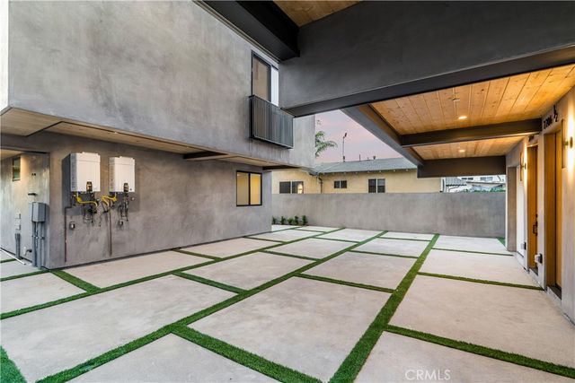 2204 Carmona, Los Angeles, CA 90016
