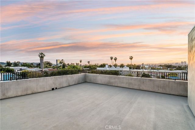 2204 Carmona, Los Angeles, CA 90016