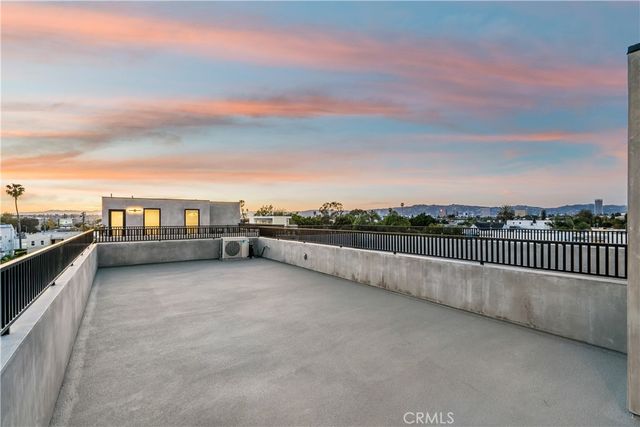 2204 Carmona, Los Angeles, CA 90016