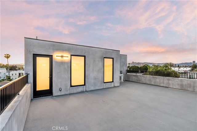 2204 Carmona, Los Angeles, CA 90016