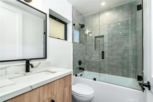 2204 Carmona, Los Angeles, CA 90016