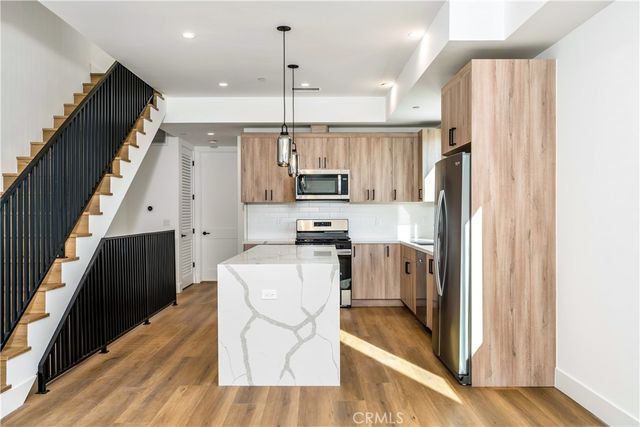 2204 Carmona, Los Angeles, CA 90016