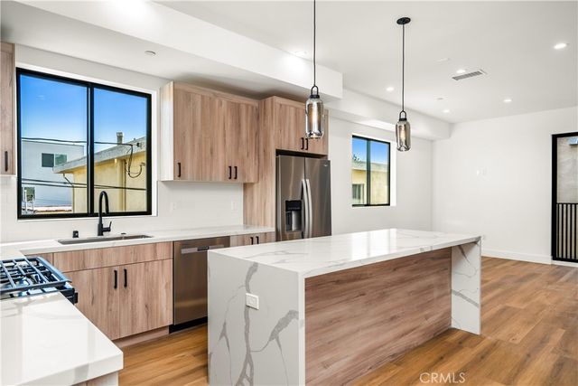 2204 Carmona, Los Angeles, CA 90016