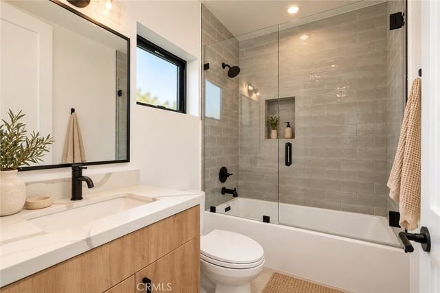 2204 Carmona, Los Angeles, CA 90016