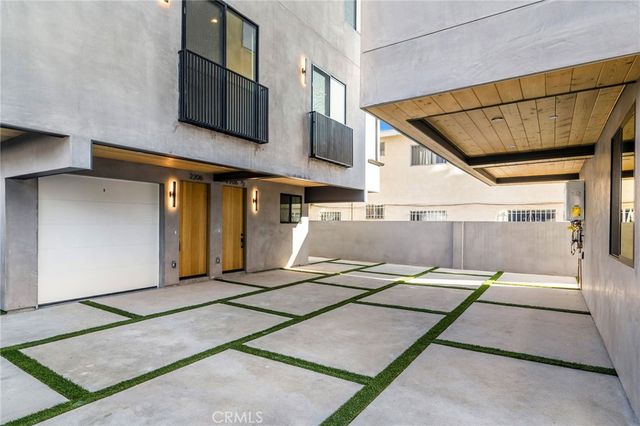 2204 Carmona, Los Angeles, CA 90016