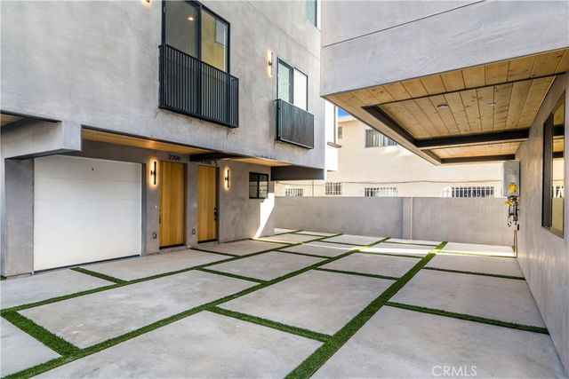 2204 Carmona, Los Angeles, CA 90016