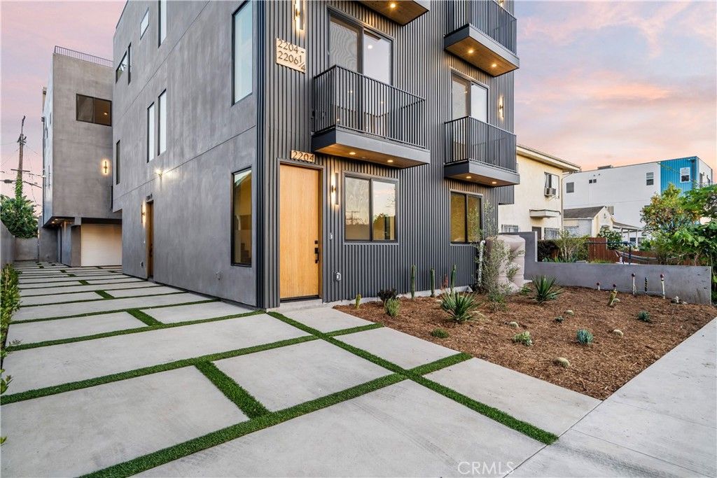 2204 Carmona, Los Angeles, CA 90016