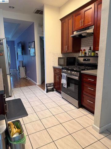 3227 Galindo St, Oakland, CA 94601