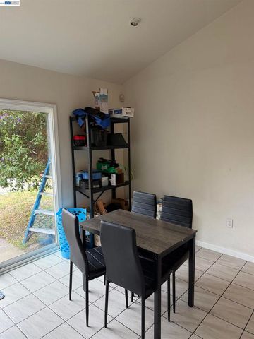 3227 Galindo St, Oakland, CA 94601
