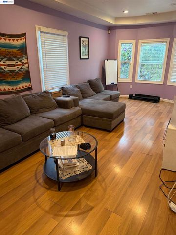 3227 Galindo St, Oakland, CA 94601