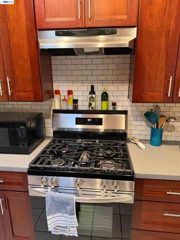 3227 Galindo St, Oakland, CA 94601