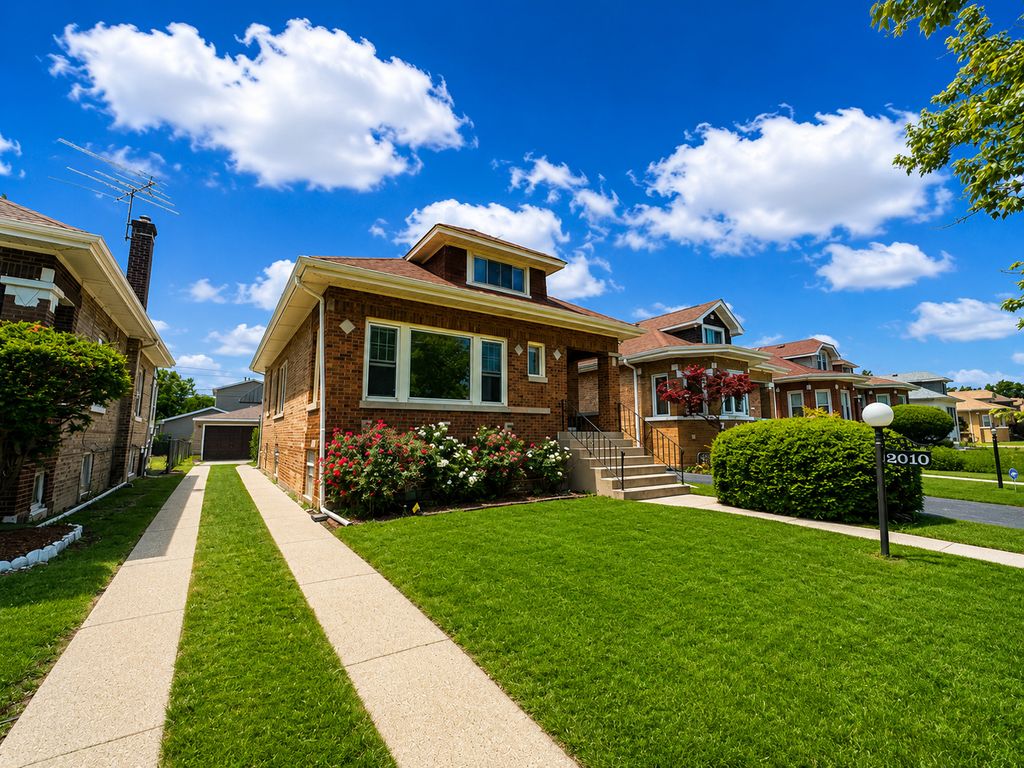 2010 S 11th Avenue, Maywood, IL 60153