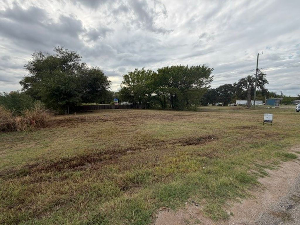 800 S Parkway Drive, Alvarado, TX 76009 — exterior