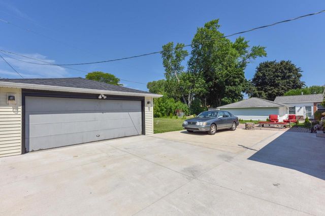 8935 N Navajo ROAD, Bayside, WI 53217