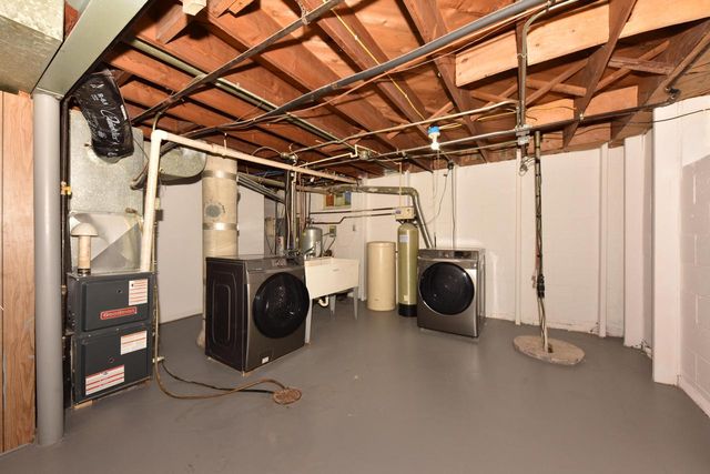 8935 N Navajo ROAD, Bayside, WI 53217