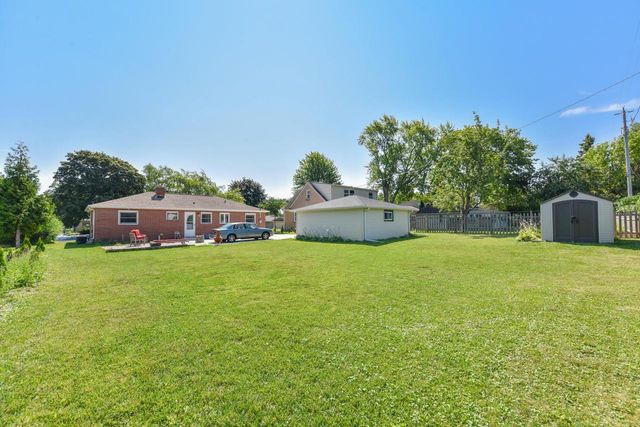 8935 N Navajo ROAD, Bayside, WI 53217