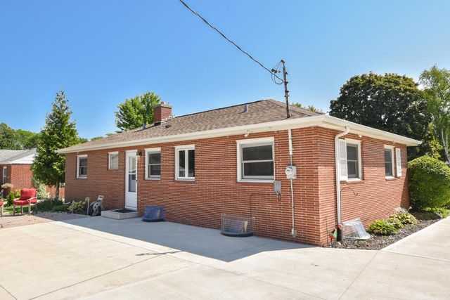 8935 N Navajo ROAD, Bayside, WI 53217