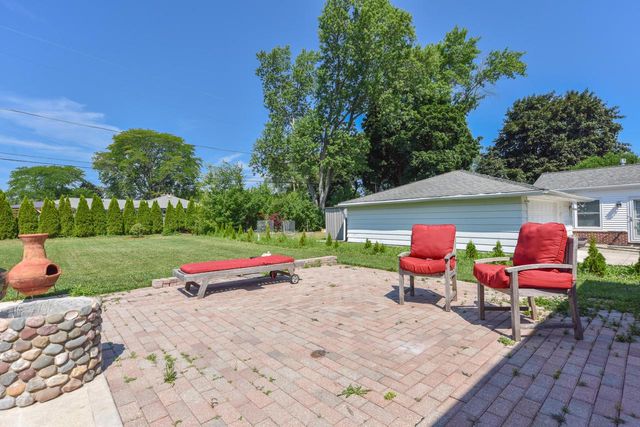 8935 N Navajo ROAD, Bayside, WI 53217