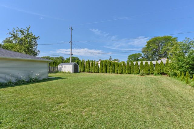 8935 N Navajo ROAD, Bayside, WI 53217