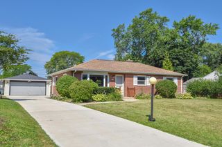 8935 N Navajo ROAD, Bayside, WI 53217