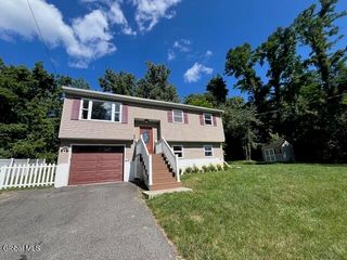 29 Moulds Ave, East Greenbush, NY 12144