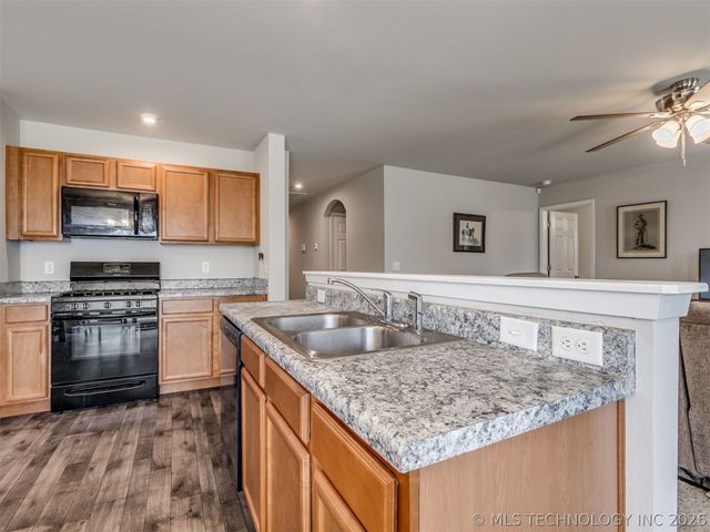 1100 Colhurst Lane, Claremore, OK 74019