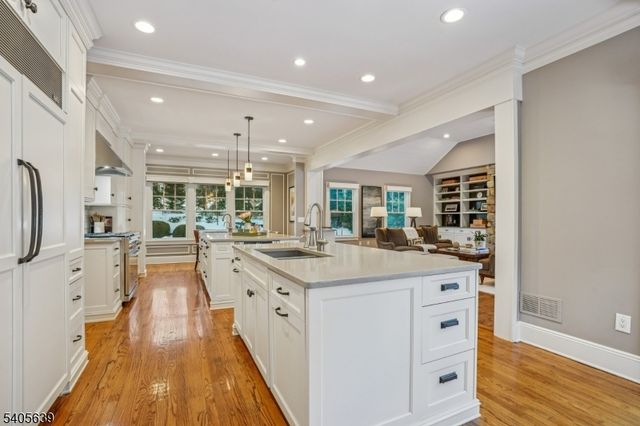 2 Robert Dr, Millburn Twp., NJ 07078