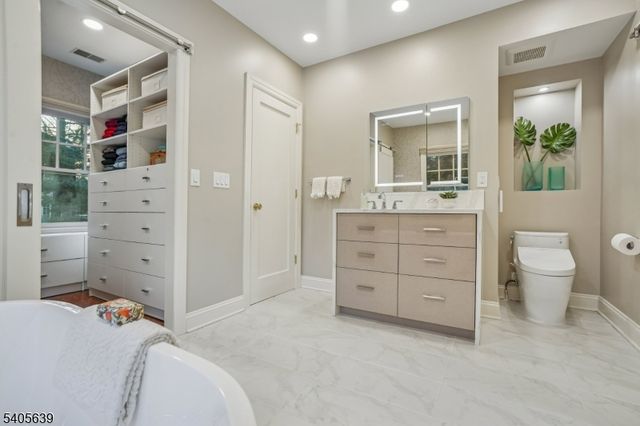 2 Robert Dr, Millburn Twp., NJ 07078