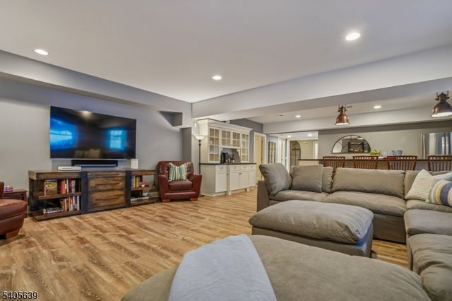 2 Robert Dr, Millburn Twp., NJ 07078