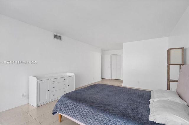 1000 Parkview Dr 1001, Hallandale Beach, FL 33009