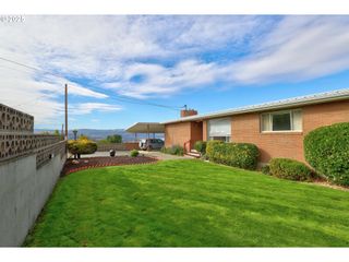 2803 E 12TH St, The Dalles, OR 97058