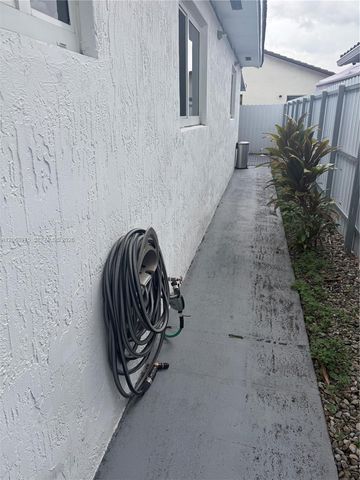 2776 W 71st Pl, Hialeah, FL 33016