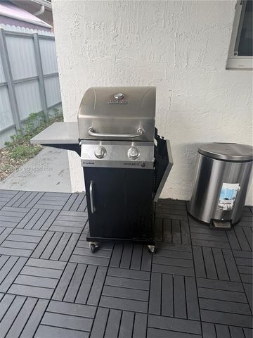2776 W 71st Pl, Hialeah, FL 33016