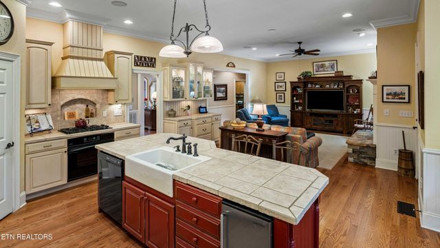 190 Lake Crest Drive, Lenoir City, TN 37772