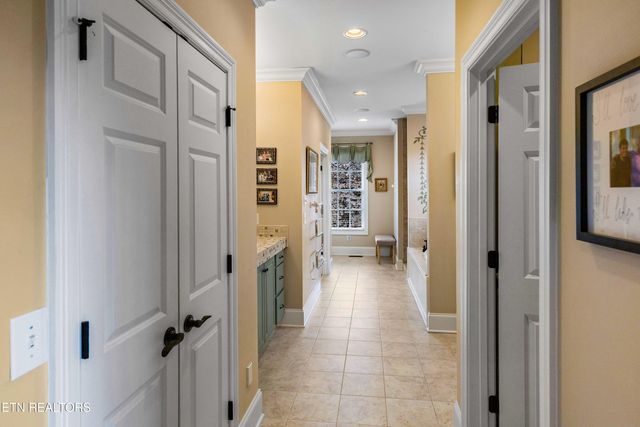 190 Lake Crest Drive, Lenoir City, TN 37772