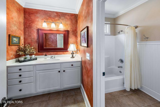 190 Lake Crest Drive, Lenoir City, TN 37772