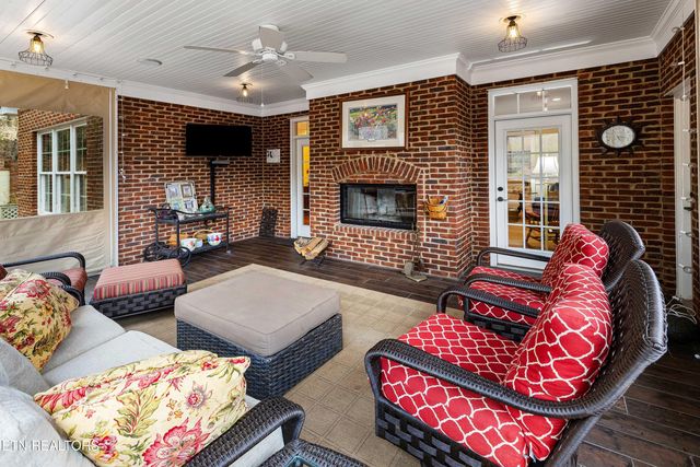 190 Lake Crest Drive, Lenoir City, TN 37772