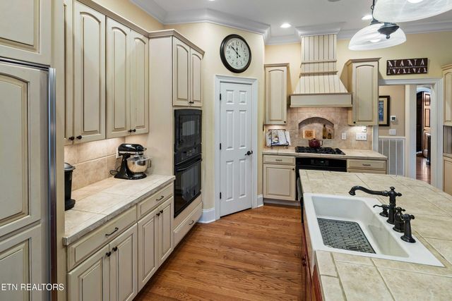 190 Lake Crest Drive, Lenoir City, TN 37772