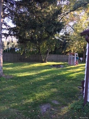 6854 Parkway Circle, Dearborn Heights, MI 48127