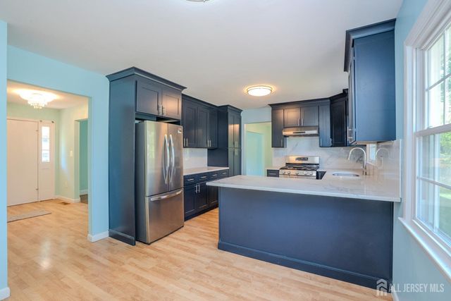18 Parker Road, Plainsboro, NJ 08536