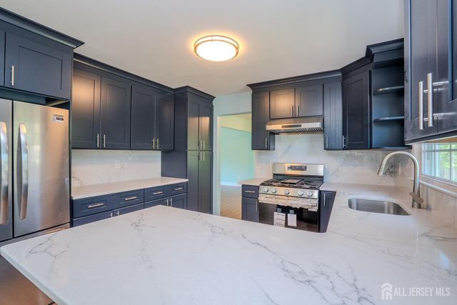 18 Parker Road, Plainsboro, NJ 08536