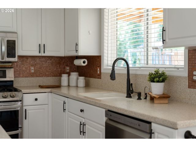 17369 WAKE ROBIN Cir, Oregon City, OR 97045