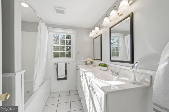 340 COLDSTREAM DR, Berwyn, PA 19312