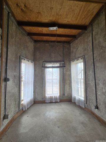 21805 Senior Rd, Von Ormy, TX 78073