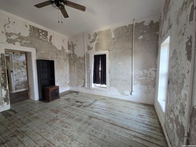 21805 Senior Rd, Von Ormy, TX 78073