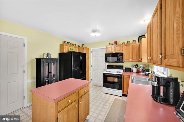 30 EDGEWOOD DR, Lititz, PA 17543