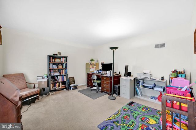 30 EDGEWOOD DR, Lititz, PA 17543