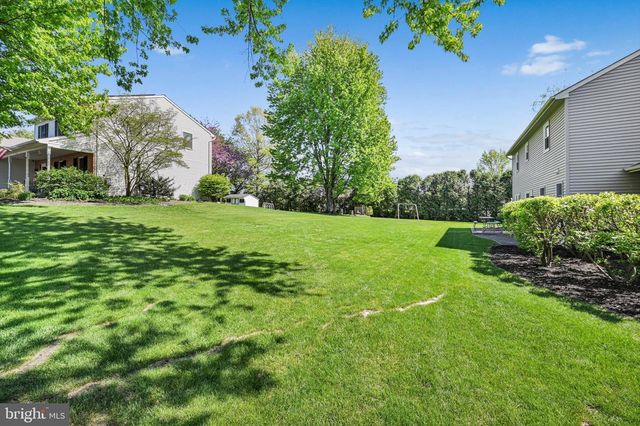 30 EDGEWOOD DR, Lititz, PA 17543