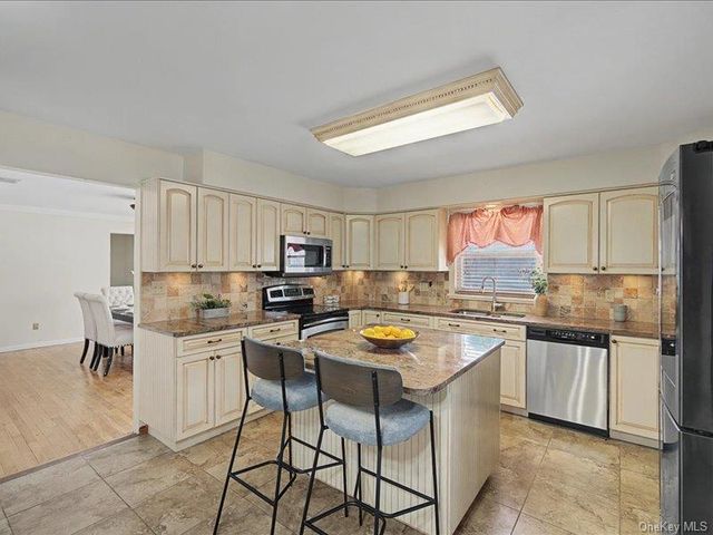 4 Debbie Court, Chester, NY 10918