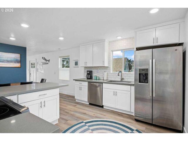 17855 OCEAN Blvd, Rockaway Beach, OR 97136